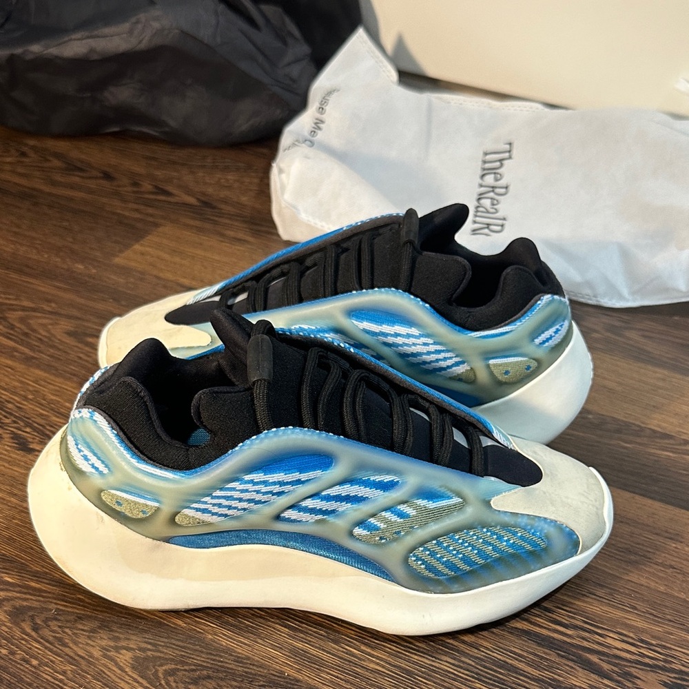 Yeezy adidas Sneakers (The real real/ comes w dust bag) (size: 6.5)